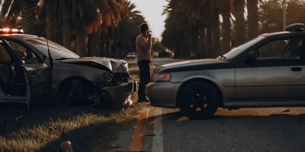 Persona llamando por telefono despues de un accidente de carro en Florida